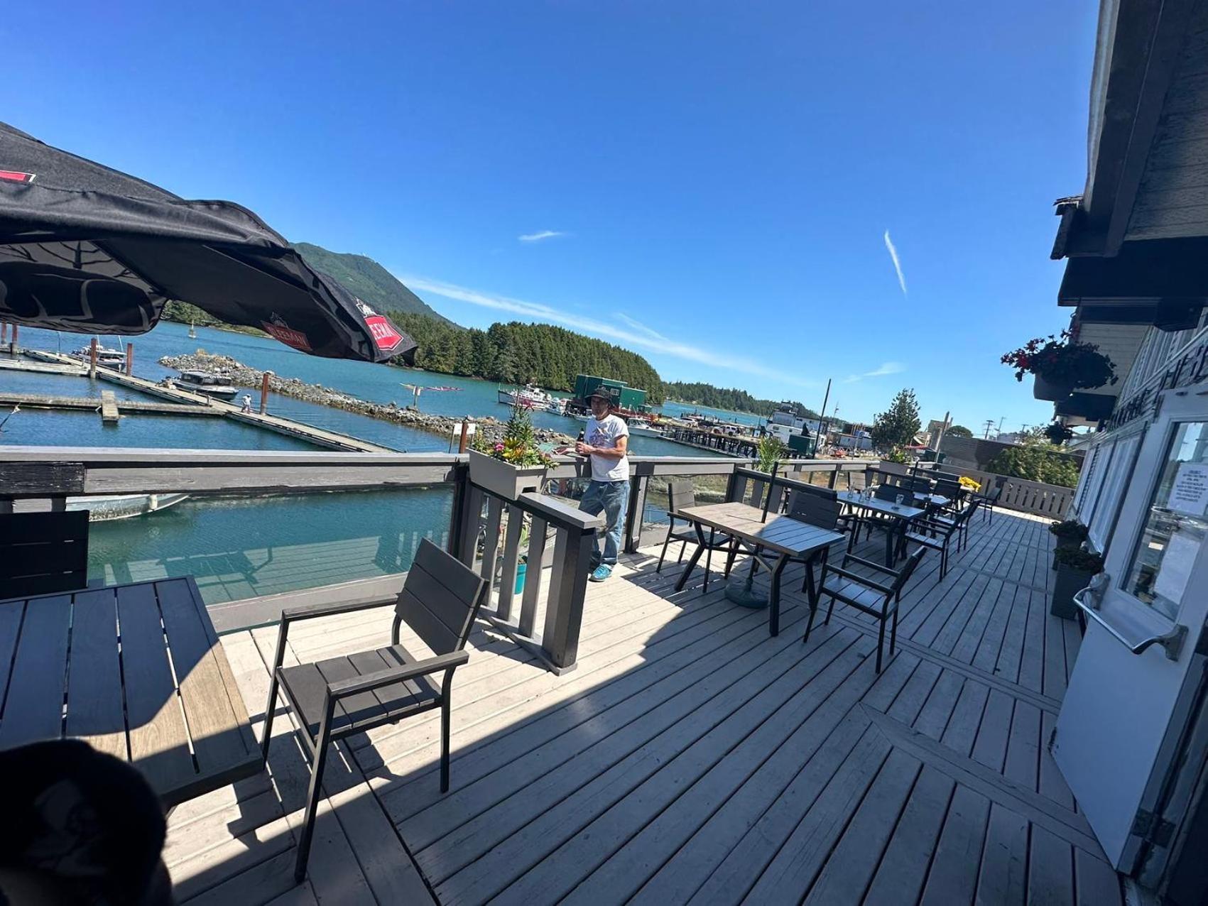 Island West Resort-Motel Юклулет Экстерьер фото