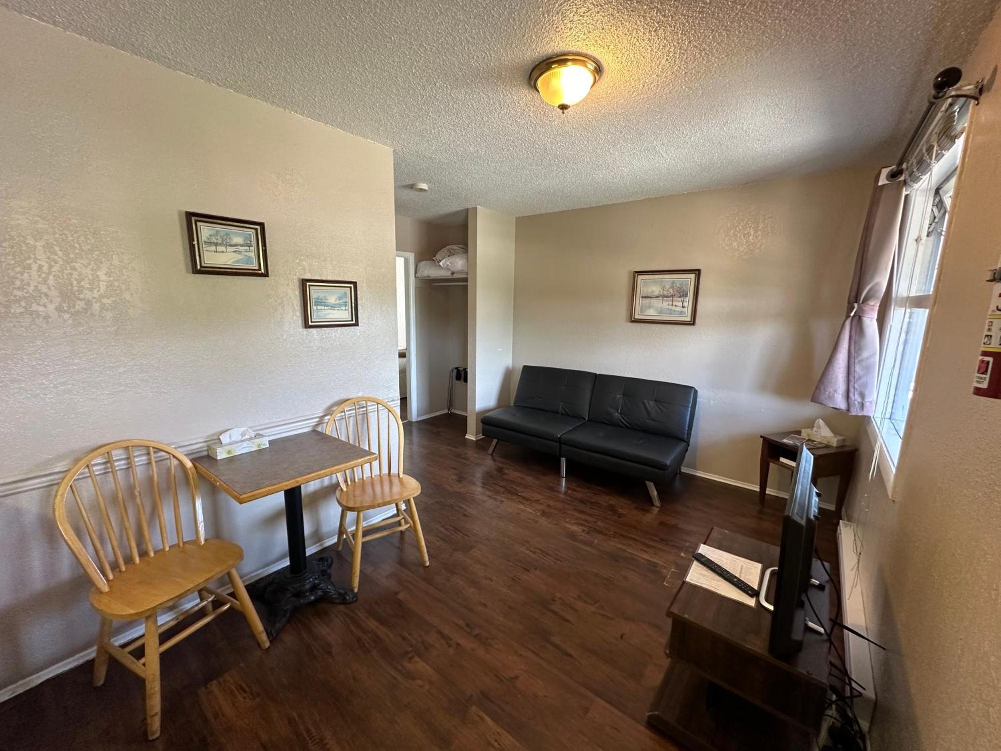 Island West Resort-Motel Юклулет Номер фото