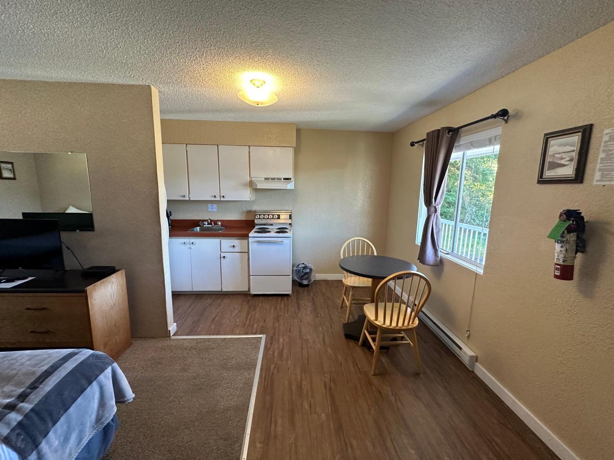 Island West Resort-Motel Юклулет Номер фото