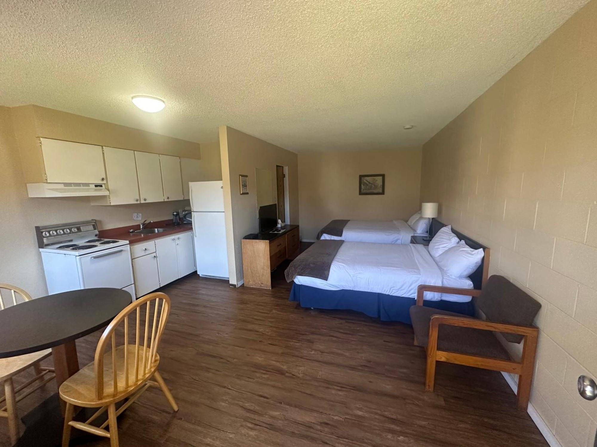 Island West Resort-Motel Юклулет Номер фото